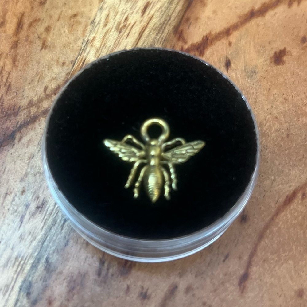 Tawapa Bee Charm – Gold-Plated Elegance ✨🐝 Limited Edition